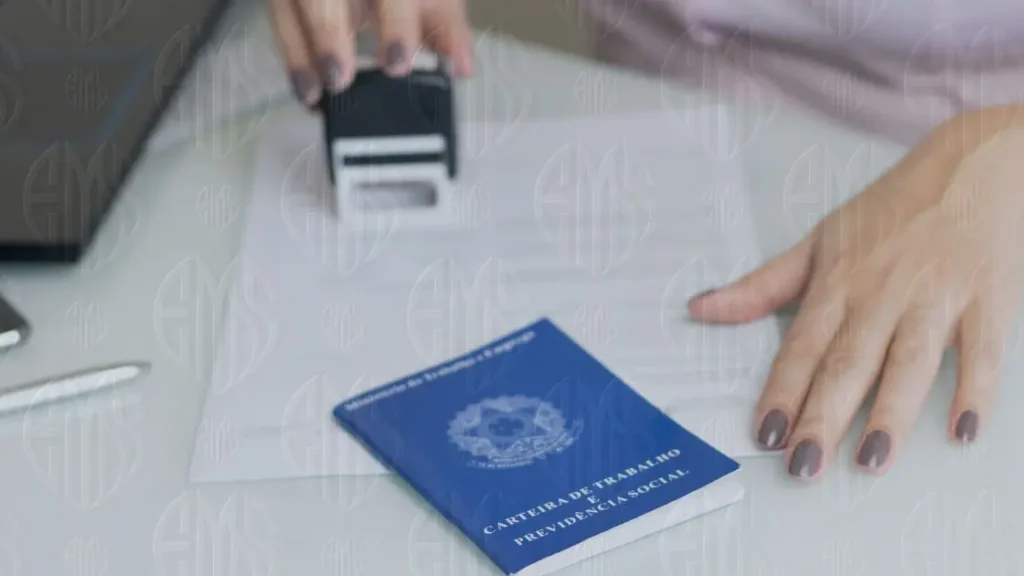 Documentos e carteira de trabalho organizados para comprovar tempo especial no INSS.